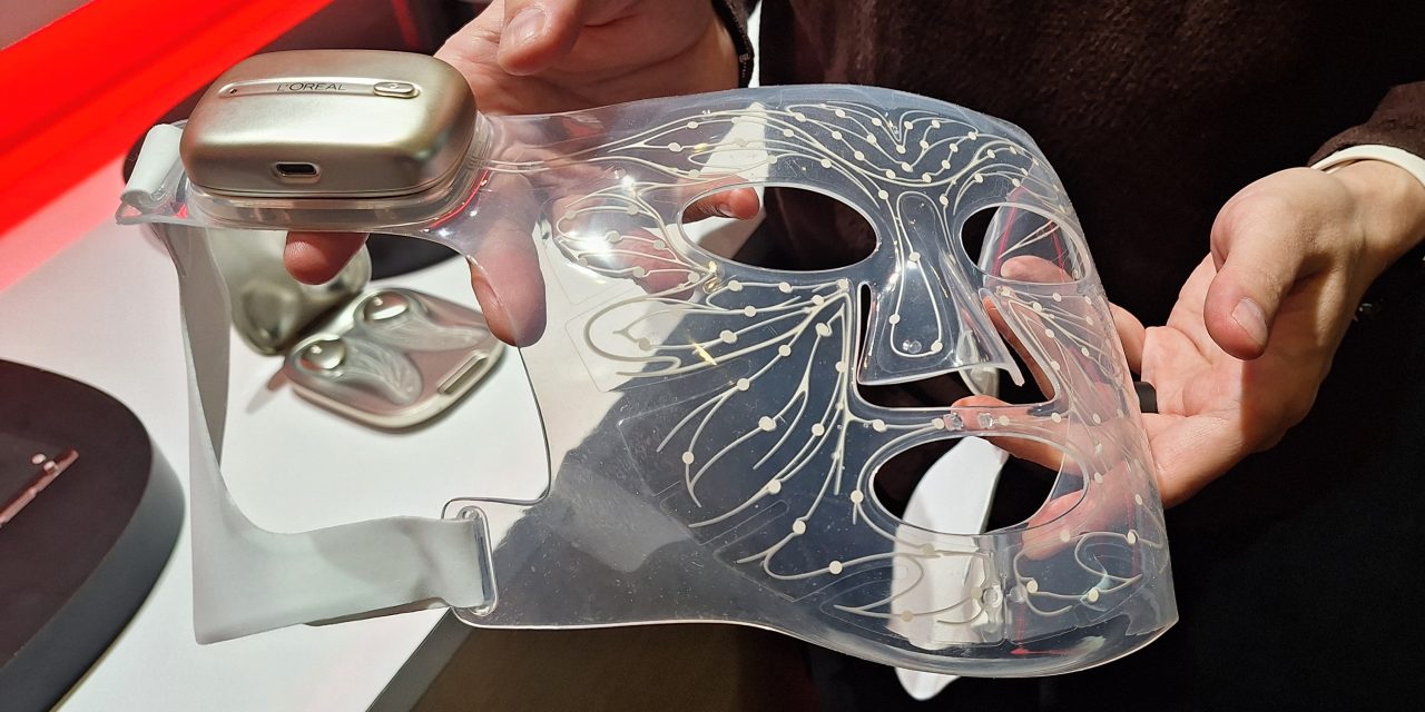L’Oréal LED Face Mask: Berbasis Cahaya Terkoneksi Aplikasi AI