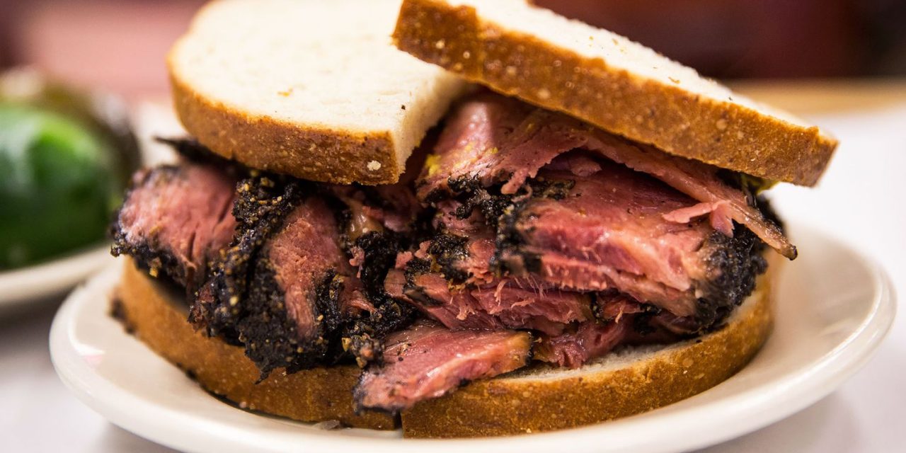 Mengenal Pastrami Sandwich, Daging Asap Ikonik New York