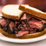Mengenal Pastrami Sandwich, Daging Asap Ikonik New York