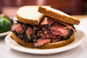 Mengenal Pastrami Sandwich, Daging Asap Ikonik New York