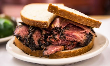 Mengenal Pastrami Sandwich, Daging Asap Ikonik New York