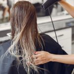 Cara Keringkan Rambut Basah Yang Benar Agar Tidak Rusak