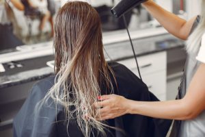 Cara Keringkan Rambut Basah Yang Benar Agar Tidak Rusak