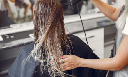 Cara Keringkan Rambut Basah Yang Benar Agar Tidak Rusak