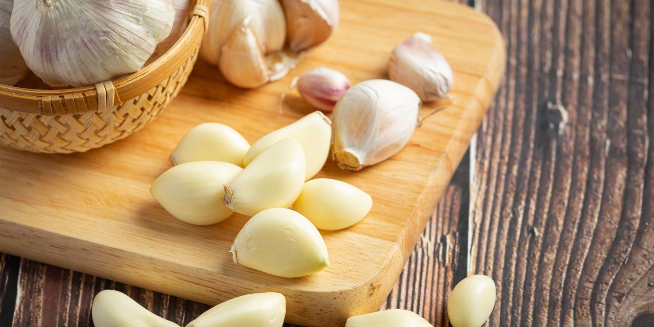 Cara Kupas Bawang Putih 10 Detik Menggunakan Wadah Tertutup