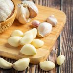 Cara Kupas Bawang Putih 10 Detik Menggunakan Wadah Tertutup