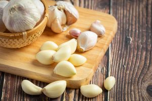 Cara Kupas Bawang Putih 10 Detik Menggunakan Wadah Tertutup
