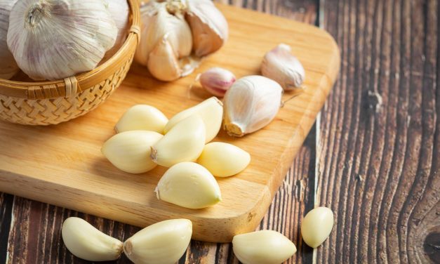 Cara Kupas Bawang Putih 10 Detik Menggunakan Wadah Tertutup