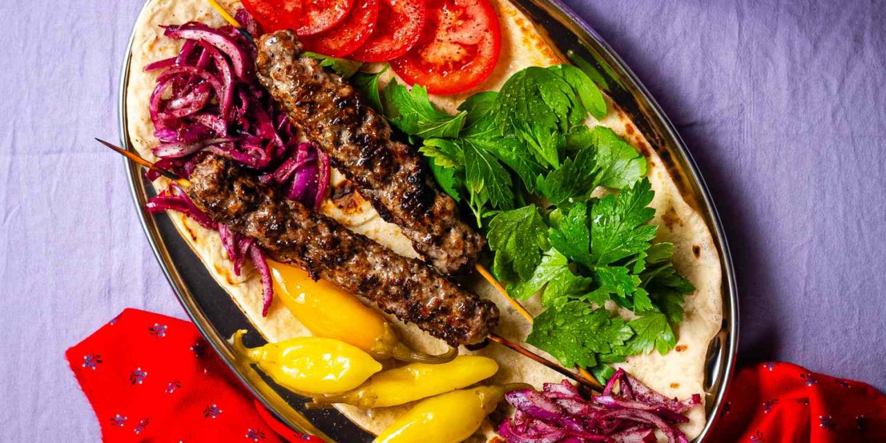 Kebab Adana Khas Turki: Daging Cincang Pedas Dipanggang Besi