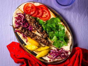 Kebab Adana Khas Turki: Daging Cincang Pedas Dipanggang Besi
