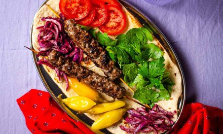 Kebab Adana Khas Turki: Daging Cincang Pedas Dipanggang Besi