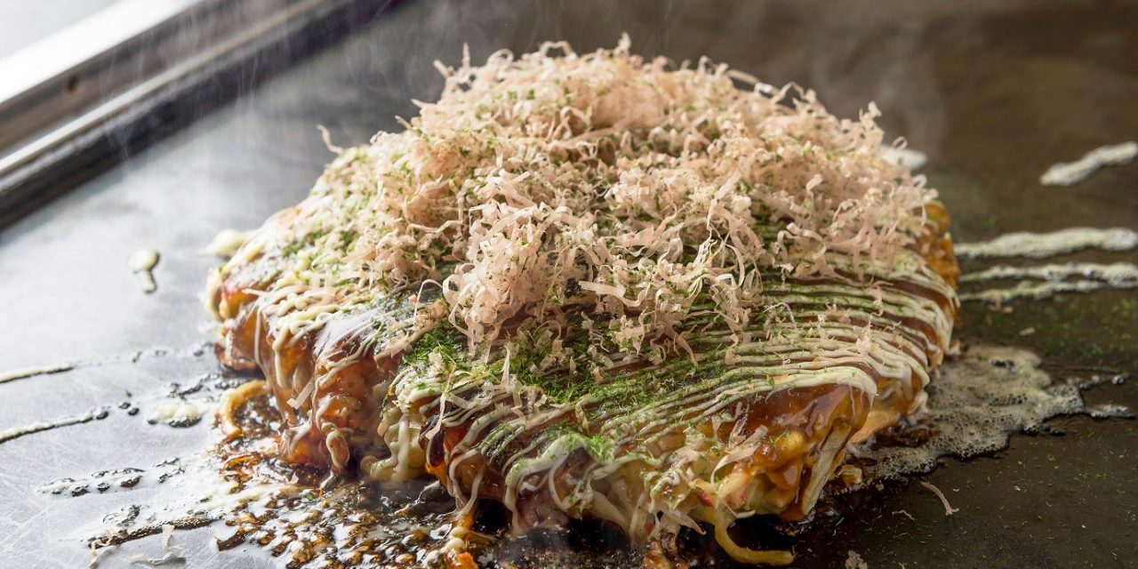 Okonomiyaki Khas Osaka: Martabak Jepang Bertabur Katsuobushi