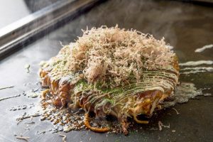 Okonomiyaki Khas Osaka: Martabak Jepang Bertabur Katsuobushi