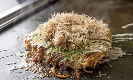 Okonomiyaki Khas Osaka: Martabak Jepang Bertabur Katsuobushi