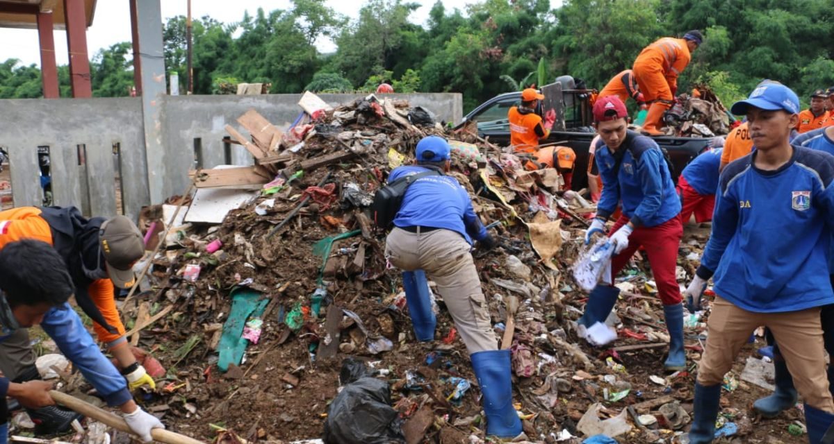 Pemkot Jaktim Kerahkan 500 Personel Bersihkan Kali Baru