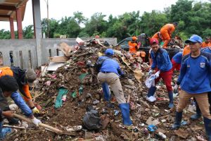 Pemkot Jaktim Kerahkan 500 Personel Bersihkan Kali Baru