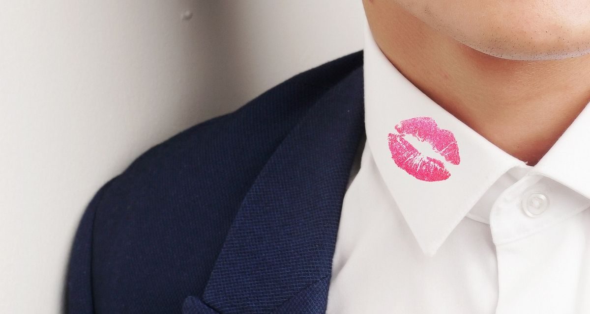 Trik Hilangkan Noda Lipstik Di Kerah Baju Pakai Hairspray