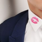 Trik Hilangkan Noda Lipstik Di Kerah Baju Pakai Hairspray