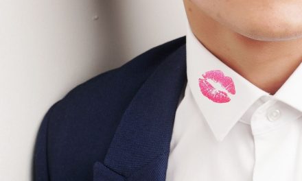 Trik Hilangkan Noda Lipstik Di Kerah Baju Pakai Hairspray